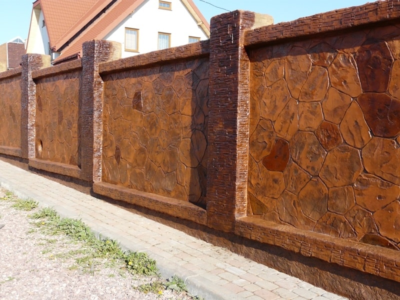 Забор из декоративного бетона